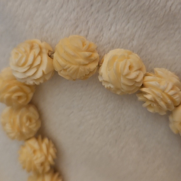 Antique Cream Carved Rose Celluloid Beaded Bridal Necklace - Picture 6 of 7